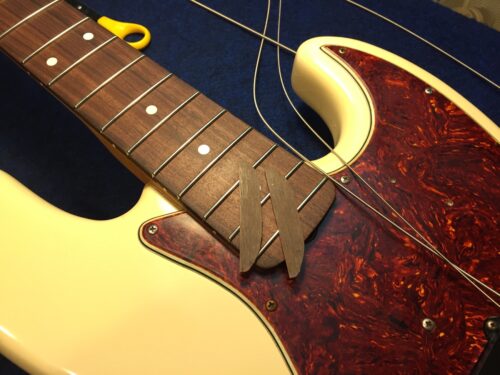 シムを抜いて弦高を測る