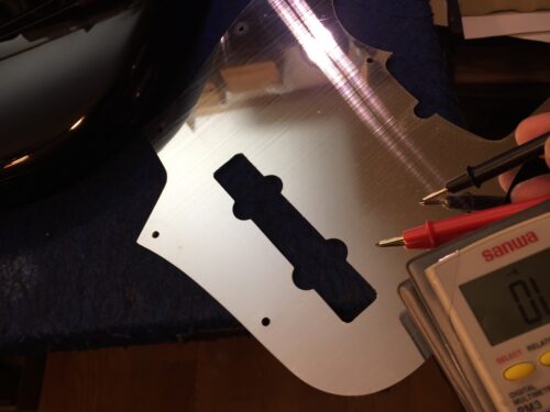 ピックガードに導通がある