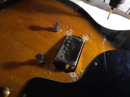 エスカッションのネジ穴をあける