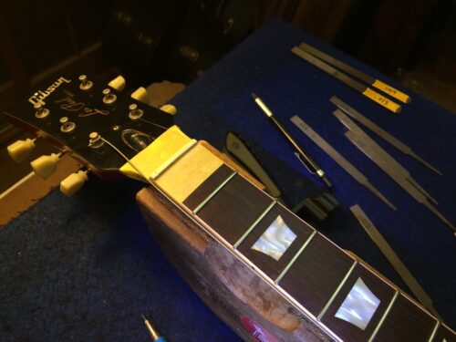 ナットに弦溝を作る