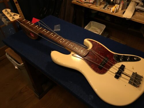 弦を張ろうとして・・・