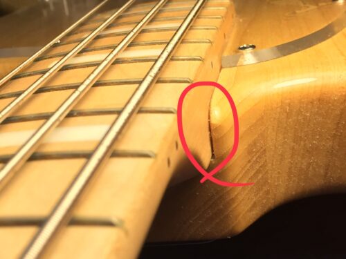 4弦側の壁に隙間がある