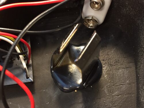 バッテリーホルダーが接着されている