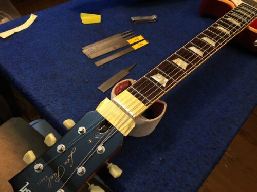 ナットの弦溝を追い込む