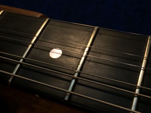 弦の痕が付いている