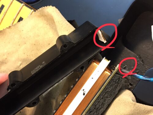 カバーの裏に導電塗料が塗られている