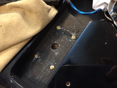 ネジ穴を埋めた