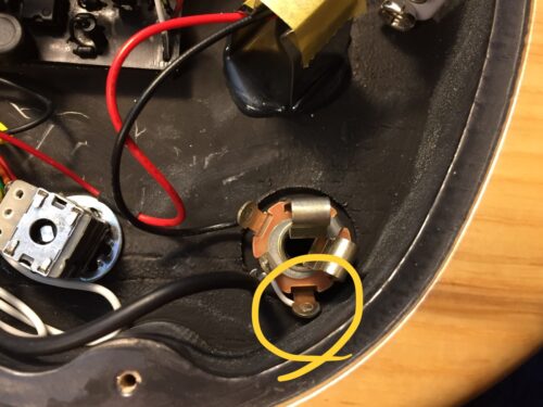 チップ端子が導電塗料に接触している