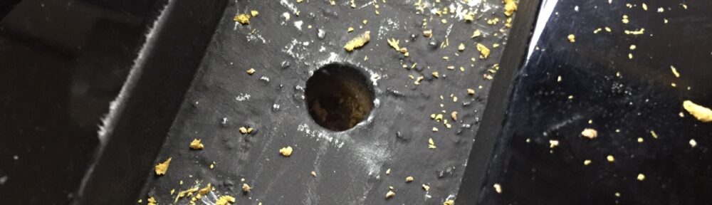 ネジ穴をあけなおす