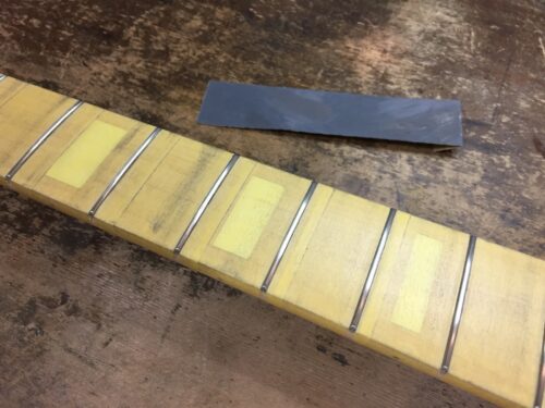 フレットのさびを落とす