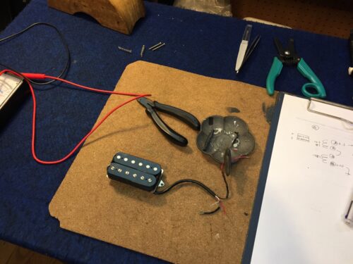 リアのハムバッカーを外した