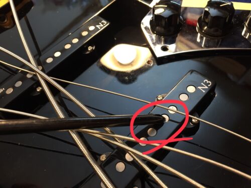 ポールピースを触るとノイズが出る