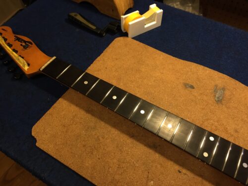 フレットを仕上げた