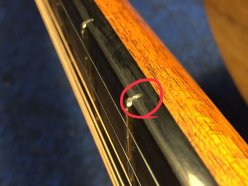 フレットの端が出ている