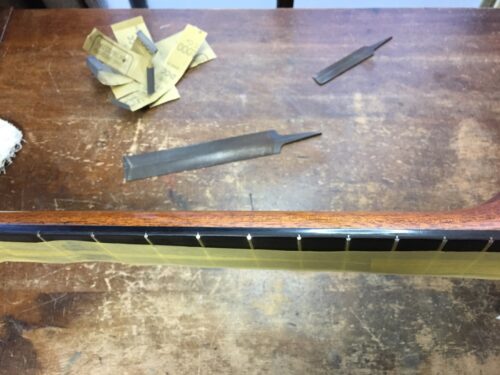 フレットの端を削る