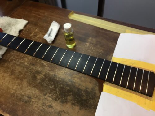 フレットを仕上げ直した