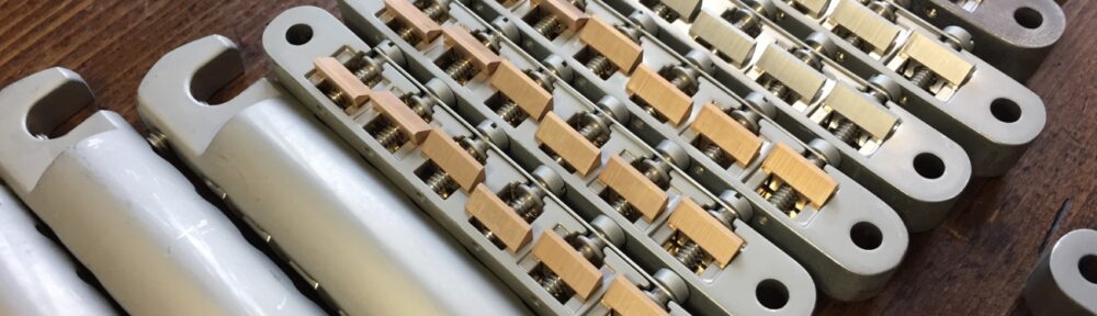 ブリッジやテールピースのレリック加工