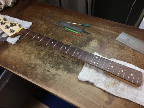 フレットの端を仕上げ直す