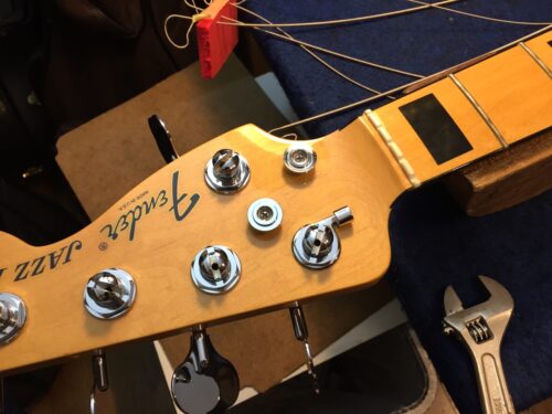 ブッシュナットを締め直す