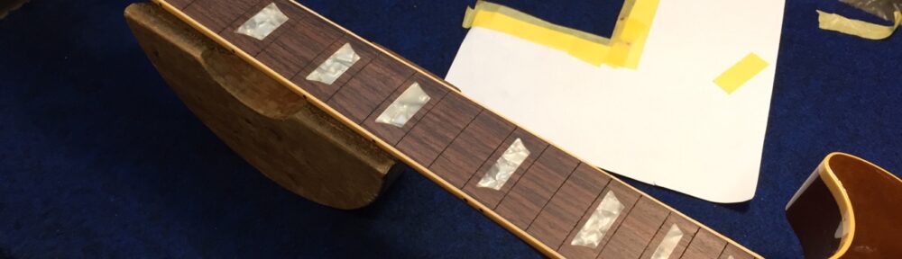 フレットの溝を仕上げていく