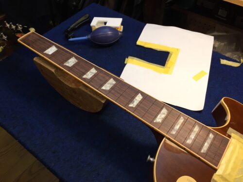 フレットの溝を仕上げていく