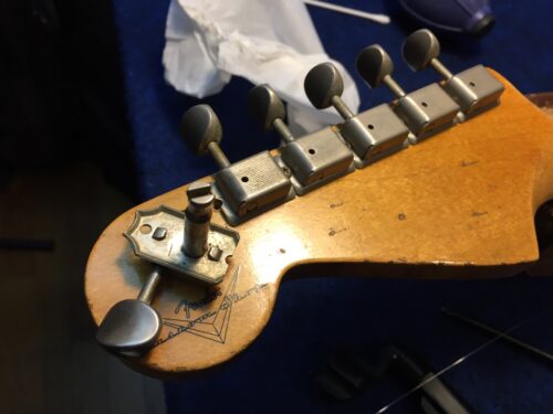 1弦のペグがギシギシ鳴る