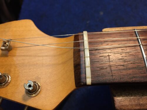 3弦が引っかかっている