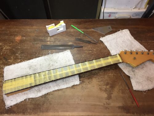 フレットの端を削る