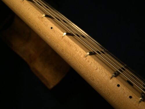 豪快にフレットが出ている