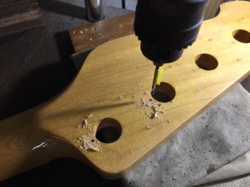 ネジ穴をあける