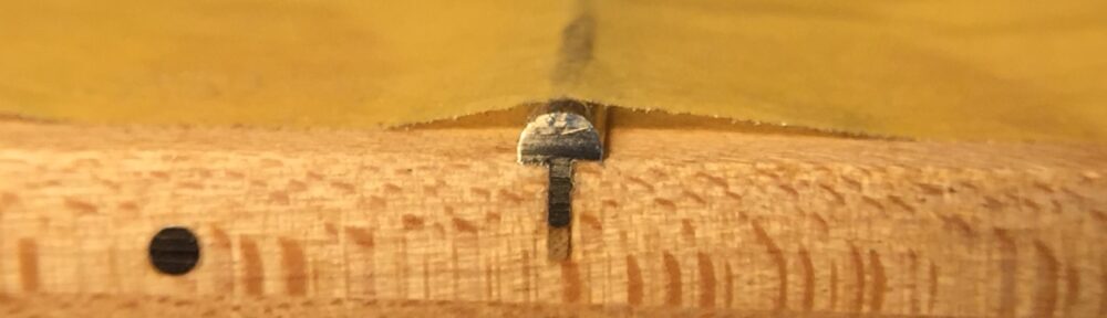 フレットの端を削る