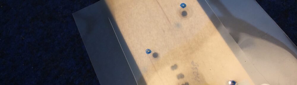 ねじ穴の位置を調べる