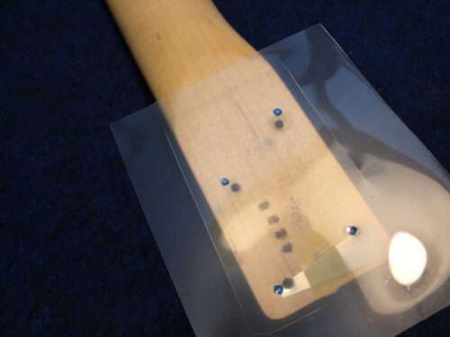 ねじ穴の位置を調べる