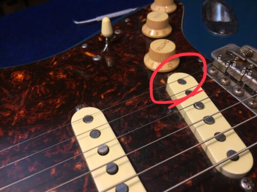 1弦側がピックアップにあたる