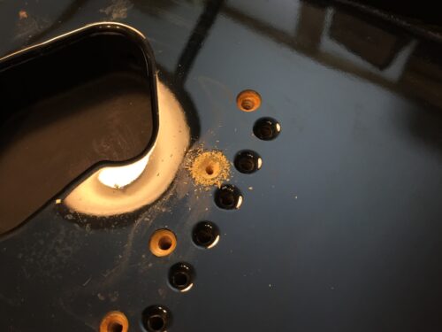 ネジ穴をあけた