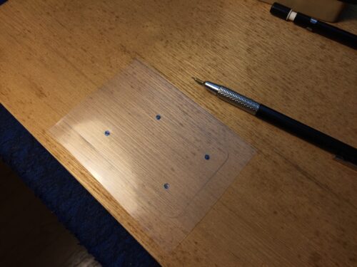 ネジ穴の位置を決める