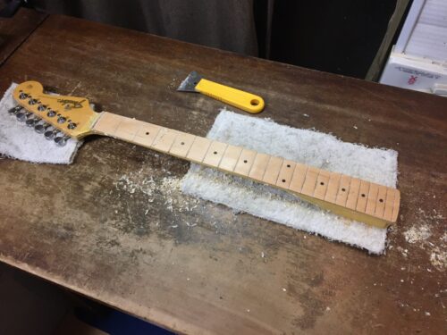 指板の塗装を剥がした