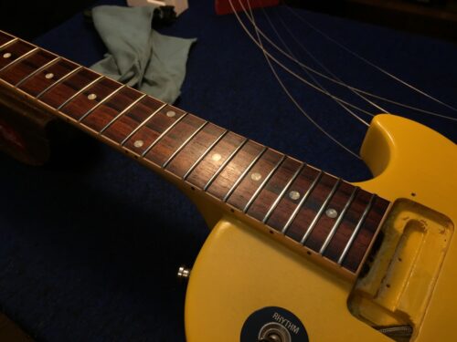 フレットを仕上げた