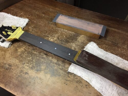 指板表面を仕上げる