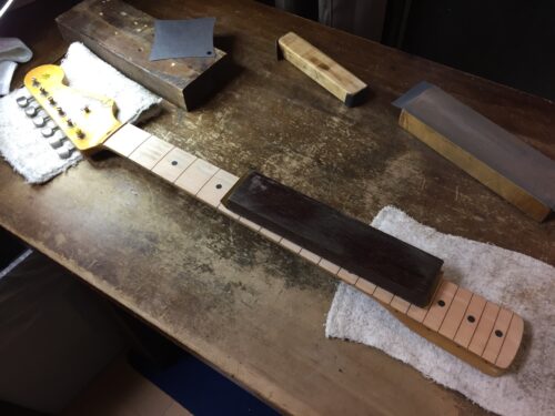 指板を仕上げる