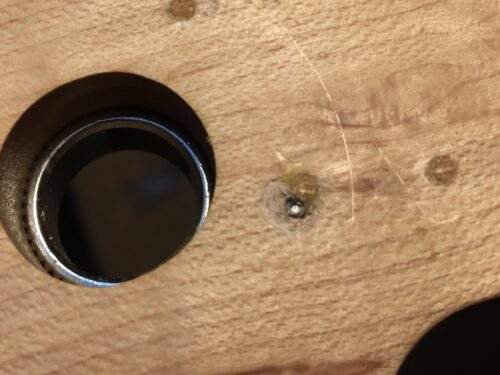 折れたネジのところ