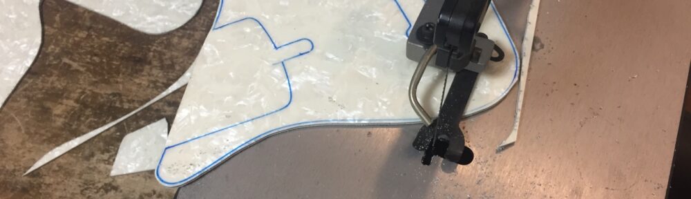 ピックガード材をカットする