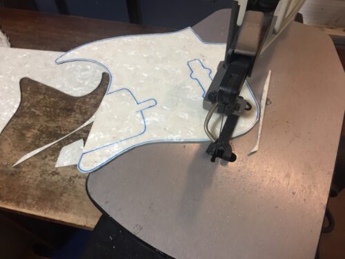 ピックガード材をカットする