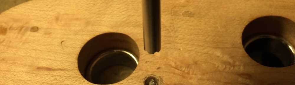 折れたネジを掘る