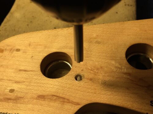 折れたネジを掘る