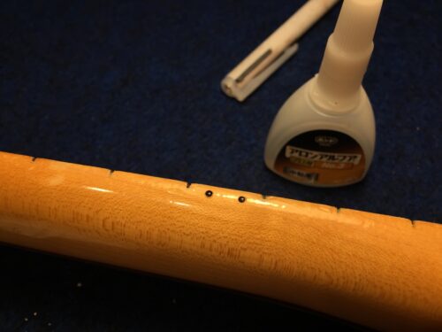 塗装を剥がして接着材で埋めてみる