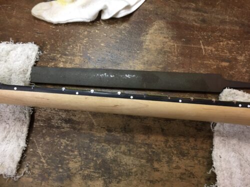 フレットサイドを削る