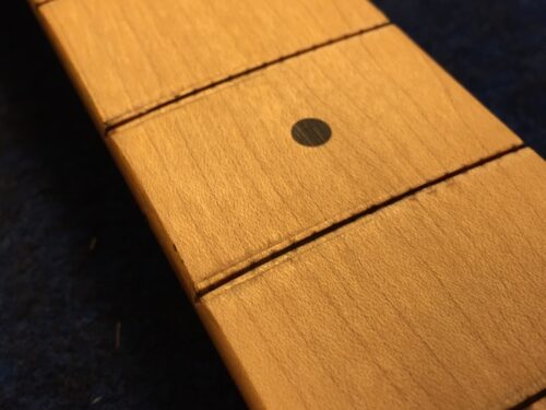 フレットの痕が付いている