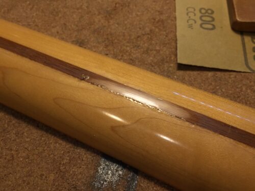 塗装に亀裂が入っている