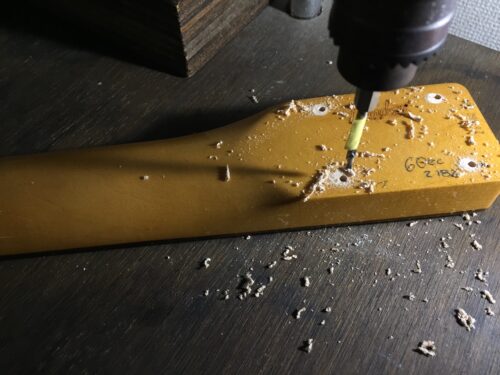 ネジ穴をあけた